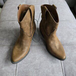 NEW me Too Women's Cowgirl Style Short Booties Size 6M